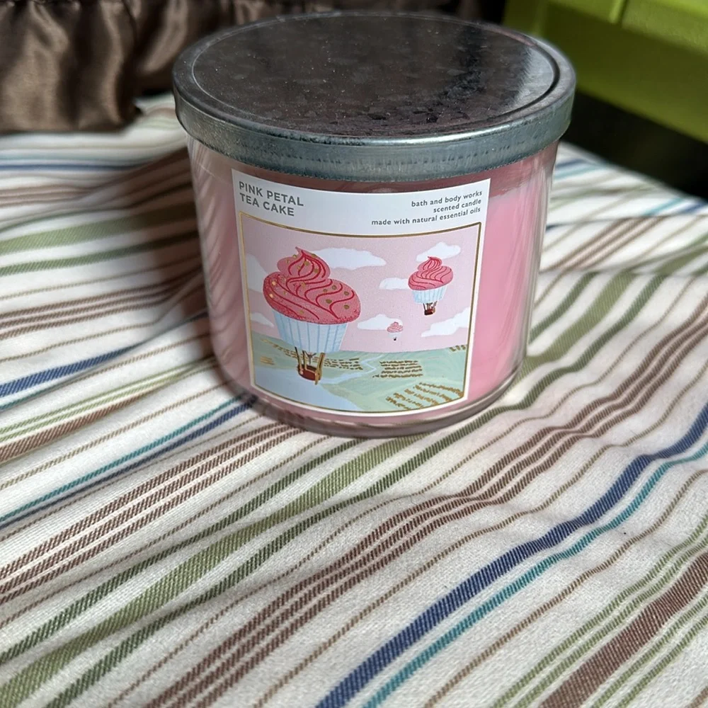 Bath & Body Works Pink Petal Tea Cake 3 Wick Candle